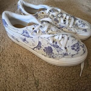 Nike White Canvas Sneakers with Blue ToiPrint